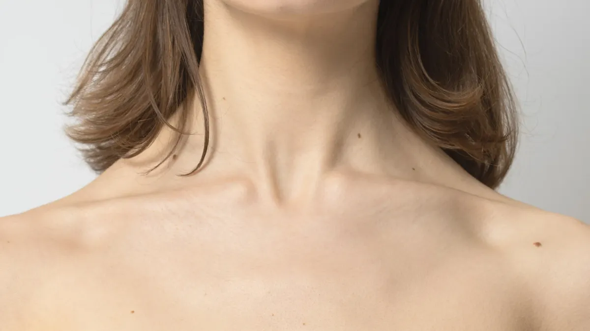 Pelle: collo e spalle di Angelica su fondo chiaro