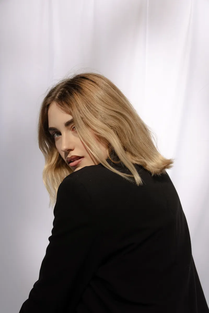Bianco Silenzio: Alessia guarda l’obiettivo da sopra la spalla