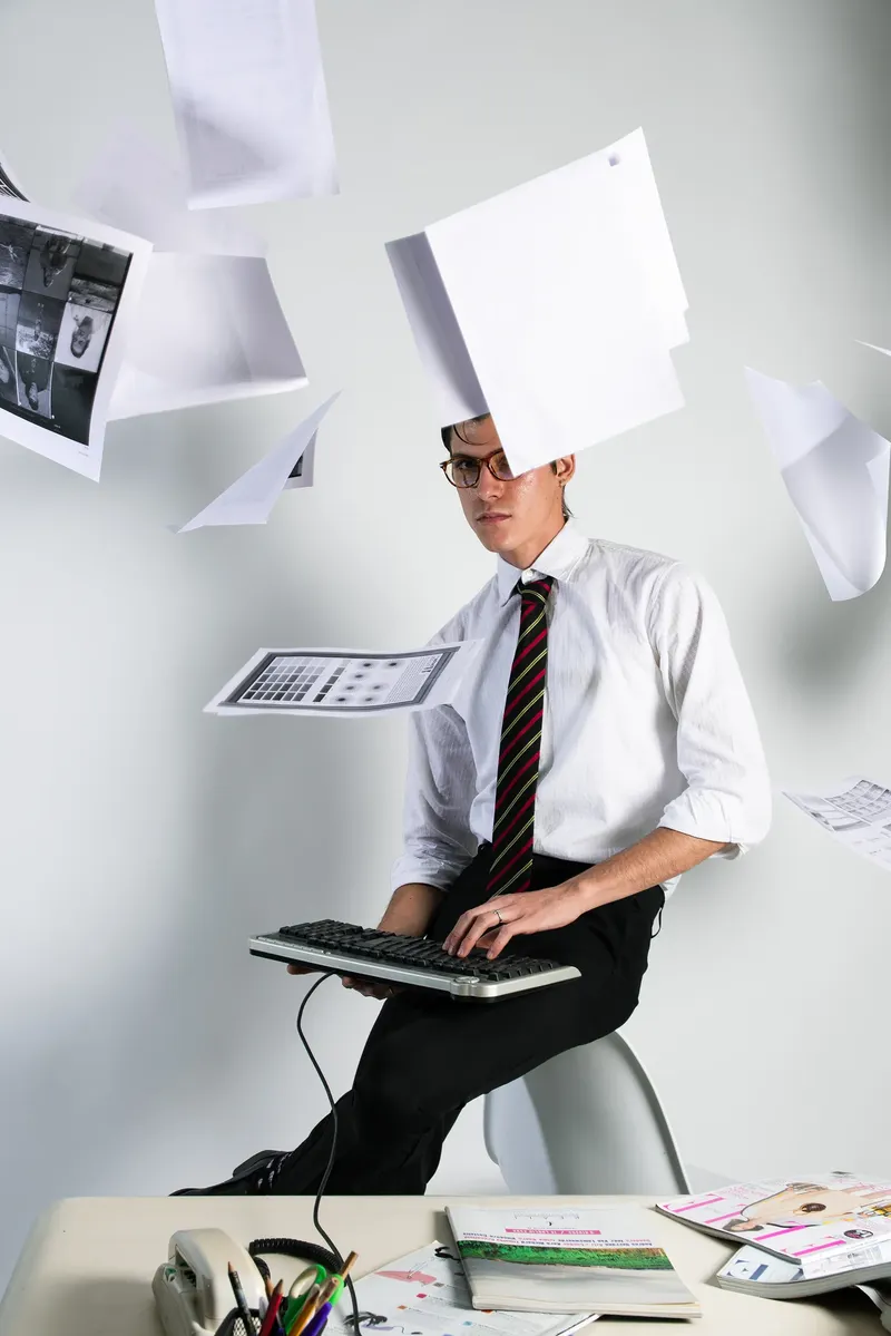 Office: Nicola alla tastiera tra fogli che volano