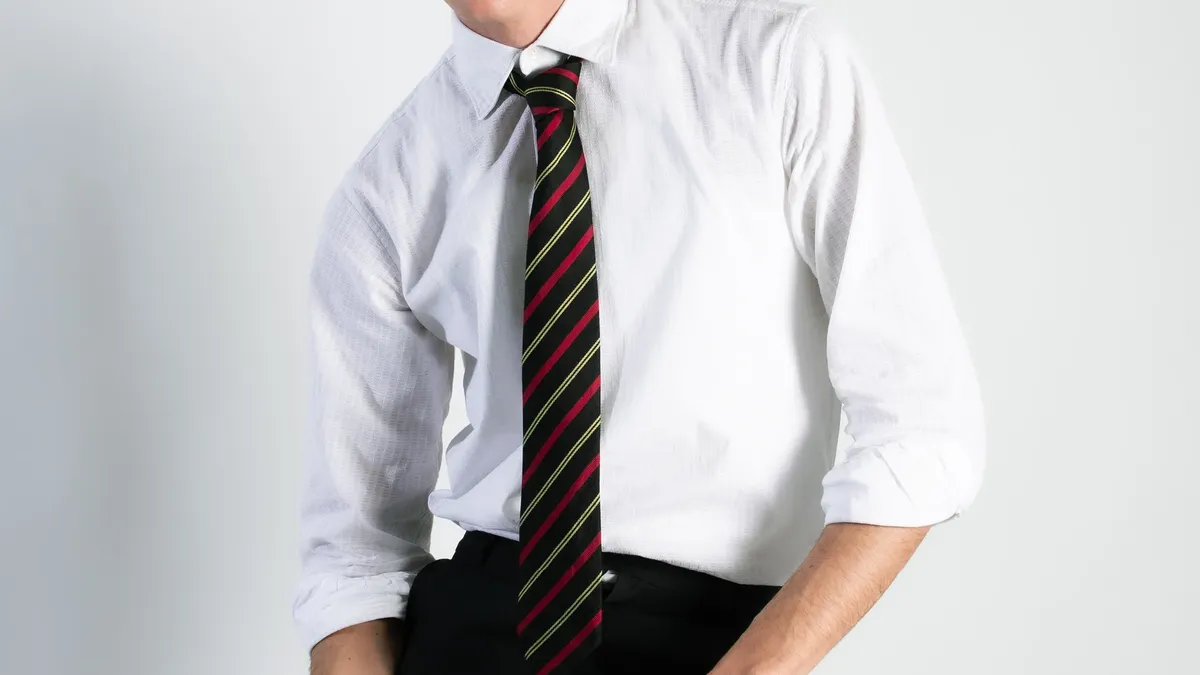 Office: dettaglio di camicia bianca e cravatta a righe