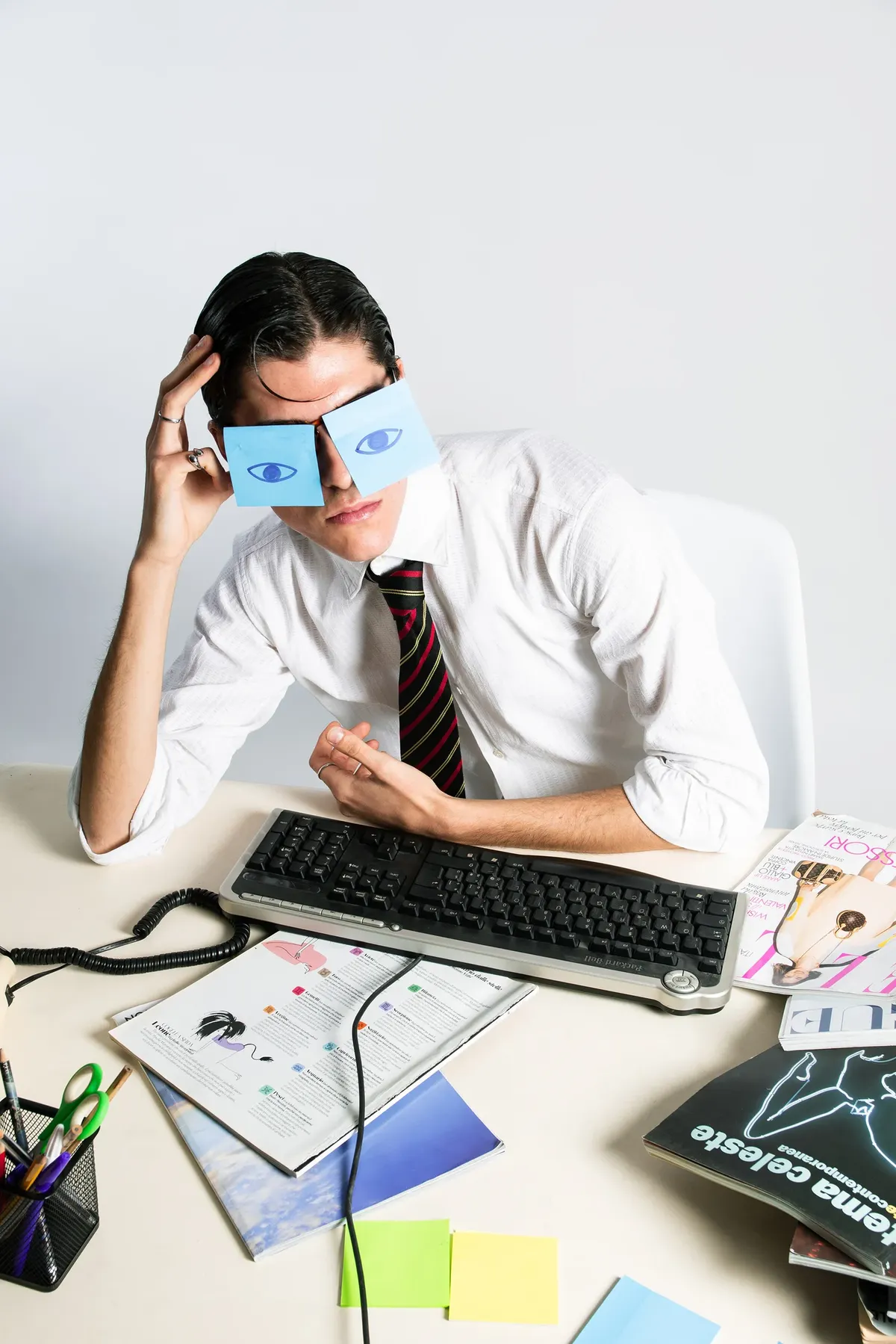 Office: Nicola alla scrivania si copre gli occhi con due post-it