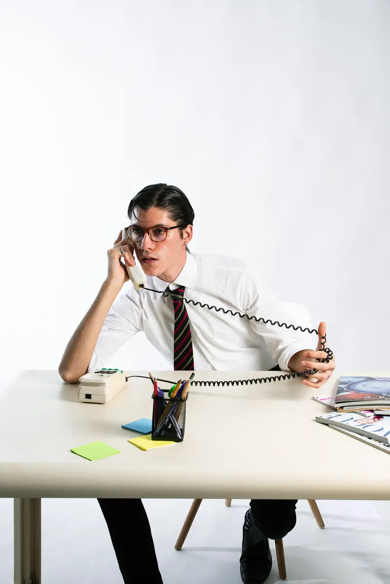 Office: Nicola al telefono con il filo, seduto alla scrivania