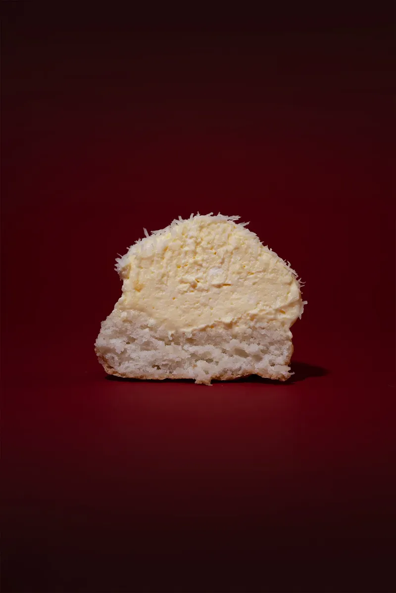 Sezione del pasticcino bianco su fondale bordeaux