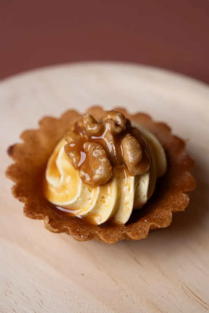 Pasticcino alle noci visto dall’alto su tagliere di legno