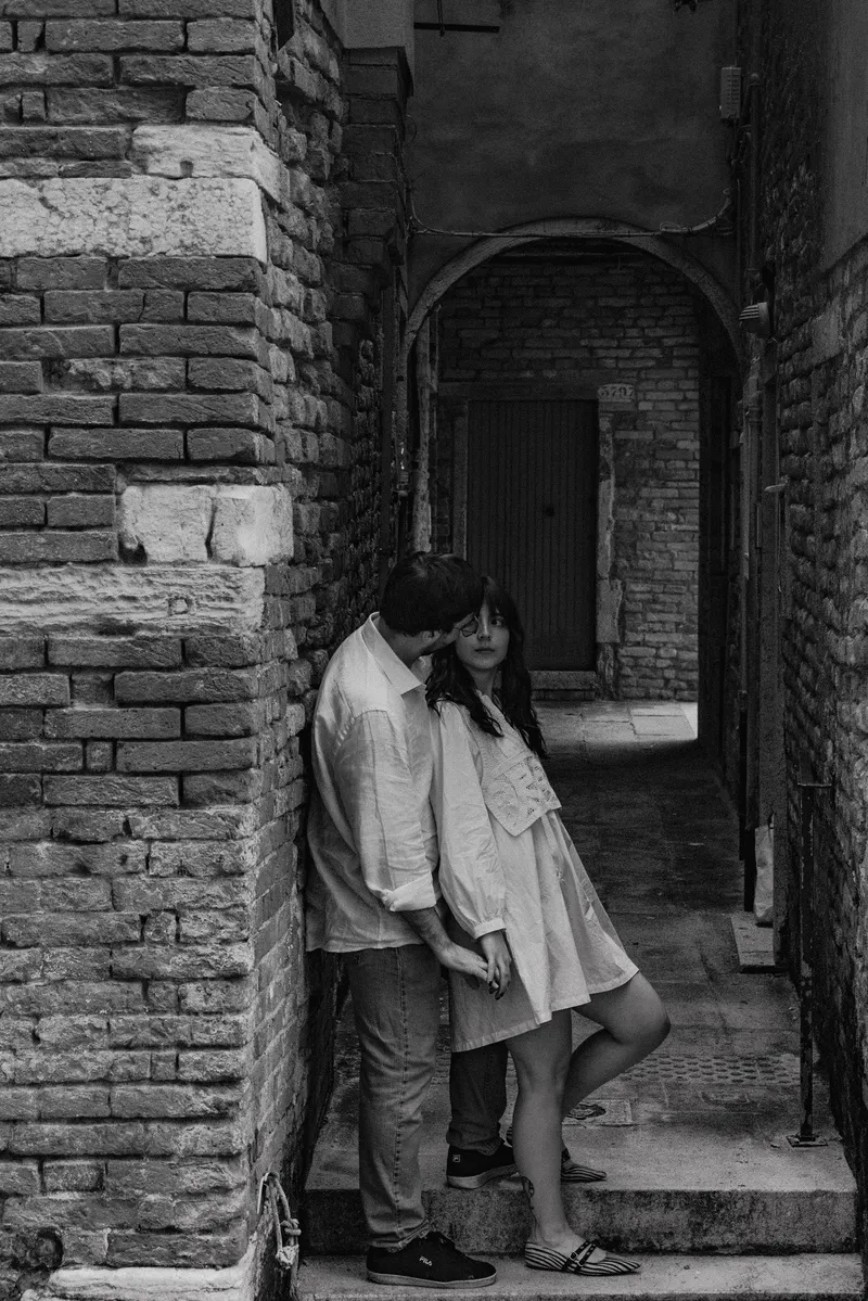 Veronica e Davide sotto il portico di una calle, in bianco e nero