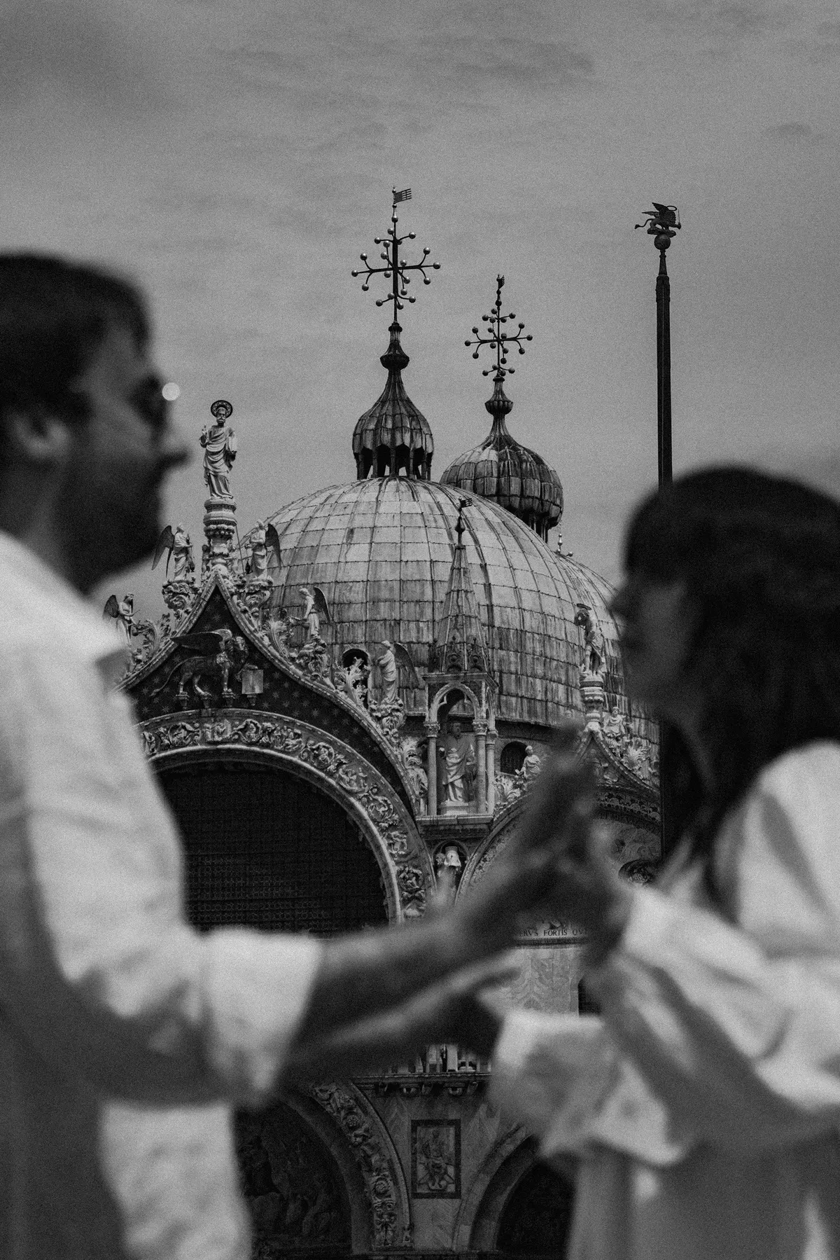 Veronica e Davide ballano davanti alla Basilica di San Marco, in bianco e nero