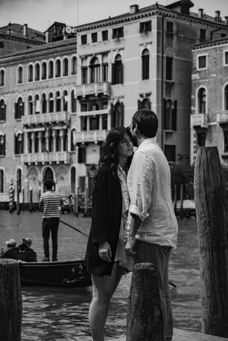 Veronica e Davide sul pontile davanti a un palazzo sul Canal Grande, in bianco e nero