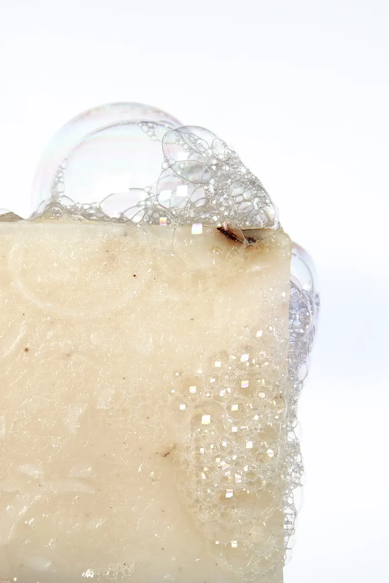 Dettaglio di una saponetta naturale con schiuma