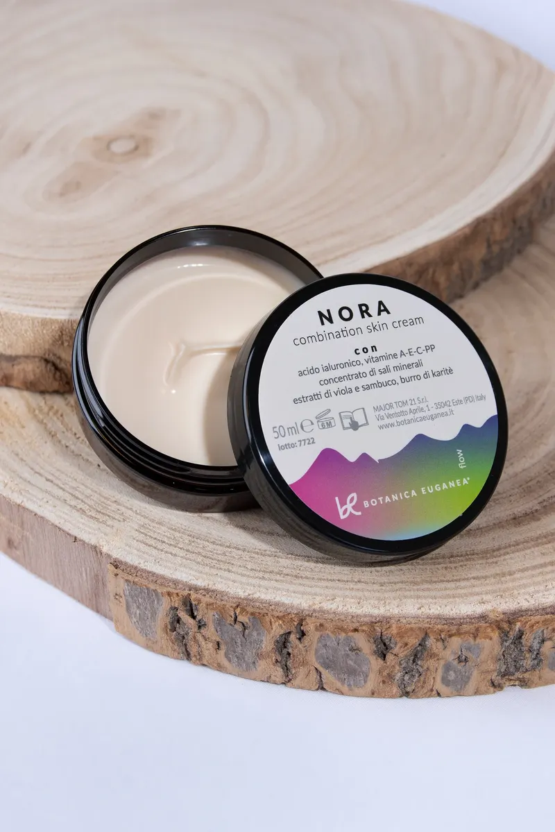 Crema Nora aperta su una fetta di tronco