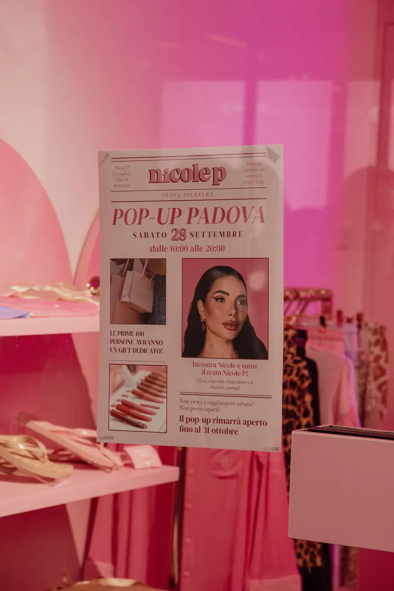 Locandina del pop-up store NICOL. P di Padova esposta nel negozio